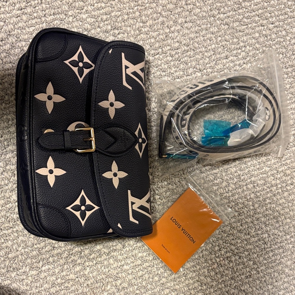 Louis Vuitton Blue and Cream Monogram purse - Picture 2 of 2
